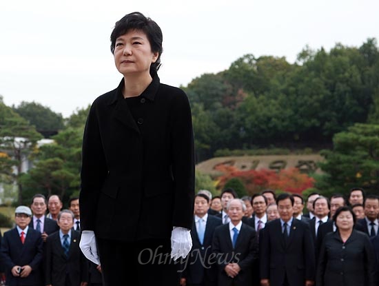 박근혜 새누리당 대선후보가 16일 오후 한광옥 국민대통합위원회 수석부위원장 및 위원들과 함께 서울 수유리 4.19국립묘지를 참배하고 있다.