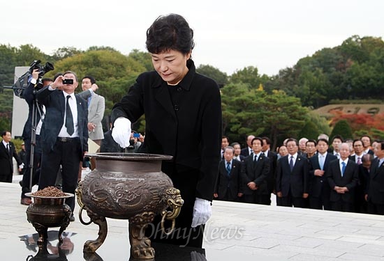  박근혜 새누리당 대선후보가 16일 오후 한광옥 국민대통합위원회 수석부위원장 및 위원들과 함께 서울 수유리 4·19국립묘지를 참배하고 있다.