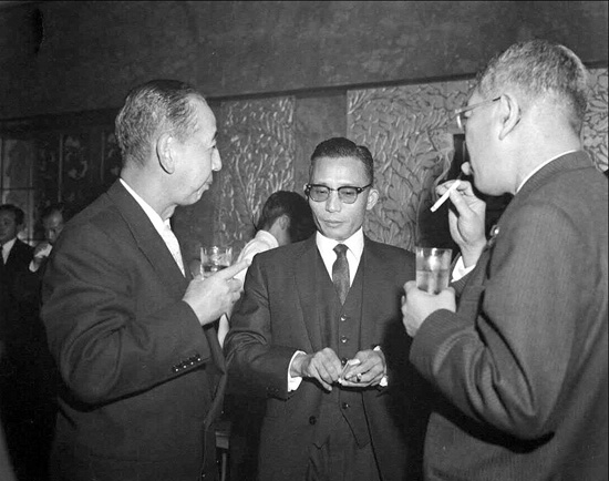 1961년 11월 수상관저 만찬회에서 이케다 일본 수상과 담소하는 박정희 국가재건최고회의 의장. 왼쪽은 기시 노부스케 전 수상.