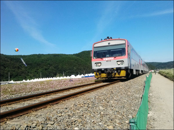 하동북천역을 지나 경전을 달리는 기차.