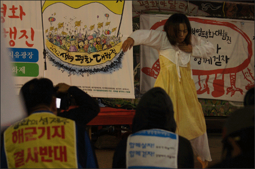강정의 아픔을 춤으로 표현하고 있는 무용가 박정희씨