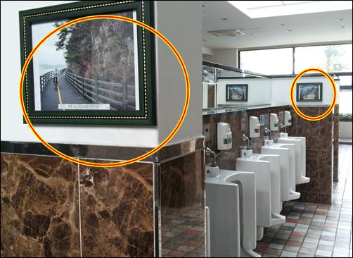 고속도로 휴게소 화장실 곳곳에 4대강 자전거도로 사진이 걸려 있습니다. 국민이 '가카'의 4대강 치적을 안 알아주니 그렇겠지요. 화장실까지 4대강 사업을 홍보해야 하는 이명박 대통령의 절박함이 보기에 참 안쓰럽습니다. 