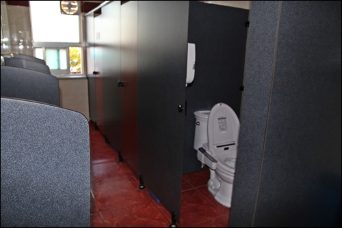 여수시청 1층 남자화장실과 여직원휴게실이 벽을 사이에 두고 있습니다.
