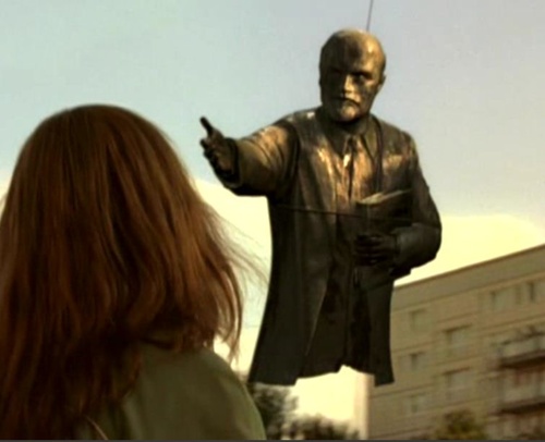  크리스티아네가 병이 생긴 두 처음으로 밖으로 나와 레닌의 동상이 철거되어 어디론가 사라지는 모습을 보고있다. ⓒ 굿바이 레닌