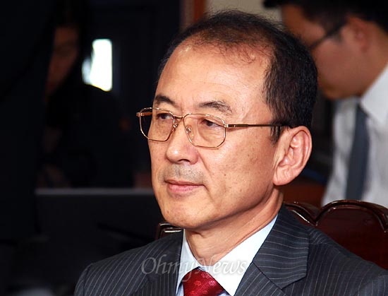 2012년 10월 16일 당시 박근혜 새누리당 대선후보 기획조정특보로 임명장을 받은 최외출 영남대 교수(자료사진).