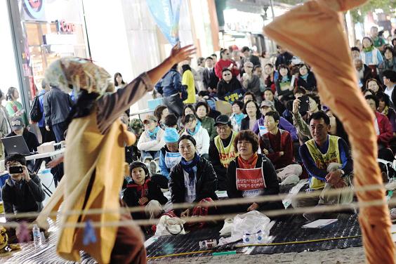 생명평화대행진 참가자들이 16일 대구 중앙로 한일시네마 앞에서 문화제 도중 공연을 지켜보고 있다.
