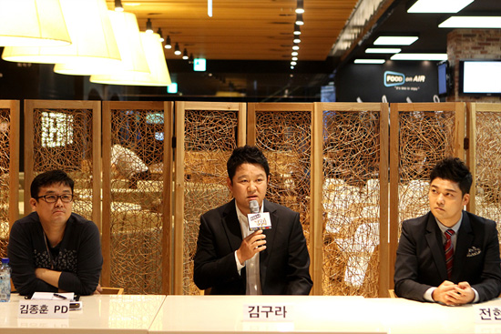  <택시> 연출을 맡고 있는 김종훈 PD와 MC 김구라-전현무가 17일 열린 기자간담회에서 질문에 답하고 있다.