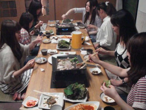 　　사람이 밥을 같이 먹는 것은 단순히 끼니를 때우는 것뿐만 아니라 서로 이야기를 하거나 먹거리를 나누면서 정이 더 깊어지기도 합니다. 류코쿠대학에서 한국어를 배우는 학생들과 한국 음식점 윤가를 찾았습니다. 