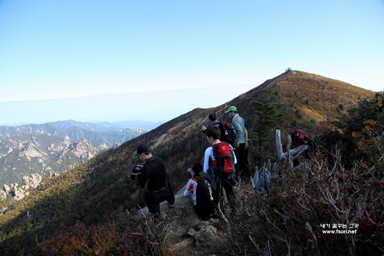 설악산 끝청봉 능선에서 내설악 단풍을 즐기는 사람들