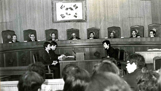 1975년 4월 8일 오전 대법정에서 개정된 민청학련 인혁당 관련사건 피고들에 대한 대법원 전원합의체 상고심 선고공판 모습