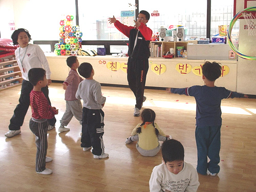 인천YMCA 발달장애아동교육센터에서 체육교육을 실시하고 있다.