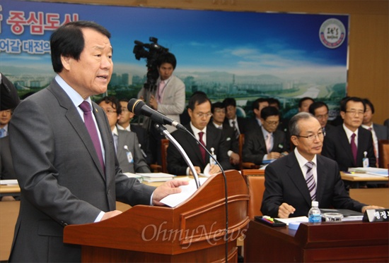 18일 열린 국회 행정안전위원회의 대전시에 대한 국정감사에서 염홍철 대전시장이 업무보고를 하고 있다.