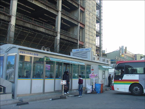 안양역 광장의 시외버스간이정류장. 안양에서 시외버스를 이용하려면 3곳에 분산돼 있는 간이정류장에서 인근 타 시에서 출발하는 시외버스를 이용해야 한다.