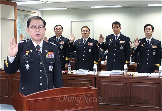 부산지방경찰청에 대한 국회 행정안전위원회의 국정감사가 18일 오후 연제구 부산지방경찰청사에서 열리고 있다. 국감에 앞서 이성한 부산지방경찰청장과 간부들이 증인 선서를 하고있다.