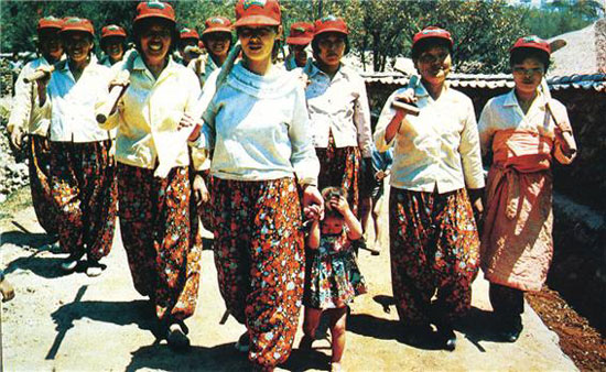 부녀자들도 일제 때의 몸뻬를 다시 입고 근로에 나섰다. 일제강점기 여성근로보국대를 연상케 한다.