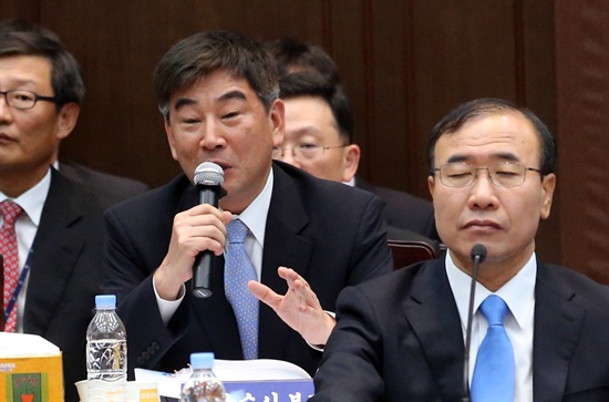 대검찰청 최재경 중수부장이 지난 10월 18일 서울 서초구 대검찰청에서 열린 국회 법사위 국정감사에서 의원의 질의에 답하고 있다.