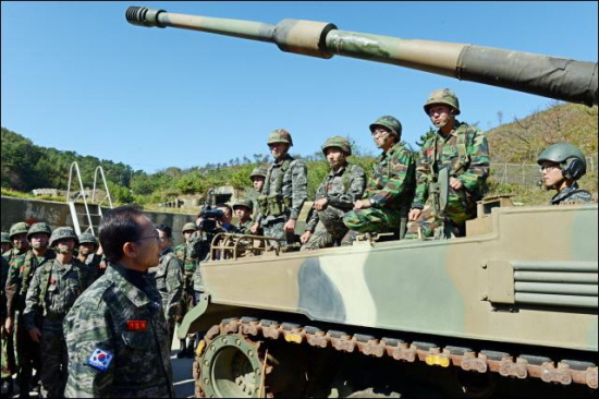 2012년 10월 18일 서해 최북단 연평도 연평부대를 방문한 이명박 대통령이 부대 내 포병중대에서 K-9 자주포를 둘러보며 장병들과 이야기하고 있다.