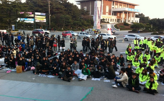 학과폐지에 반대하는 원광대 학생들이 본관 앞에서 집회를 열었다.
