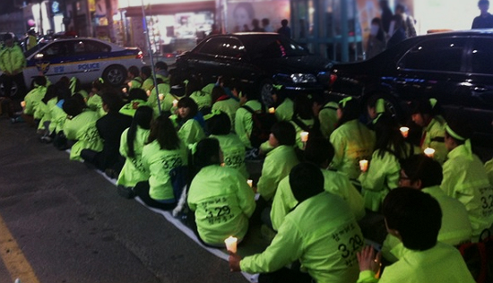 지난 3월, 원광대 학생들이 서울 대학로에서 학과 구조조정에 반대하는 촛불문화제를 하고 있다.