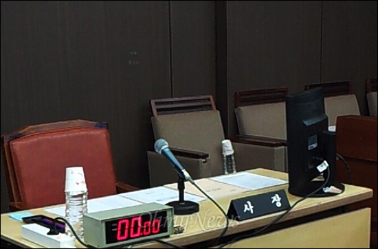 18일 오후 8시 MBC 업무보고가 예정된 서울 여의도 MBC 본사 10층 회의실. 김재철 MBC 사장 자리가 비어 있다.