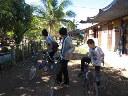 돈콘 섬 일주를 위해 자전거에 올라타는 아이들