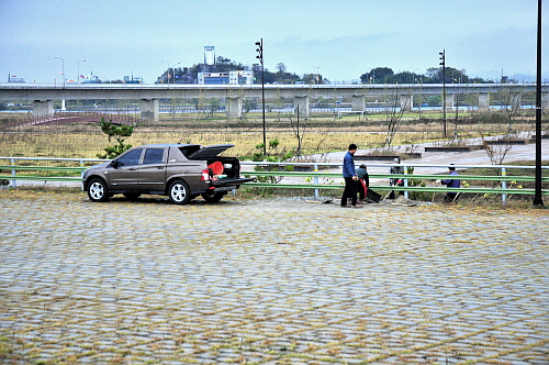 수해로 유실된 곳에 수로를 설치하는 모습