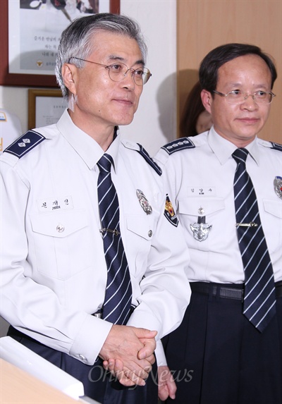 '경찰의 날'을 앞두고 문재인 민주통합당 대선후보가 19일 오후 서울 숭인동 동묘파출소를 방문, 근무중인 경찰들을 격려하고 있다. 