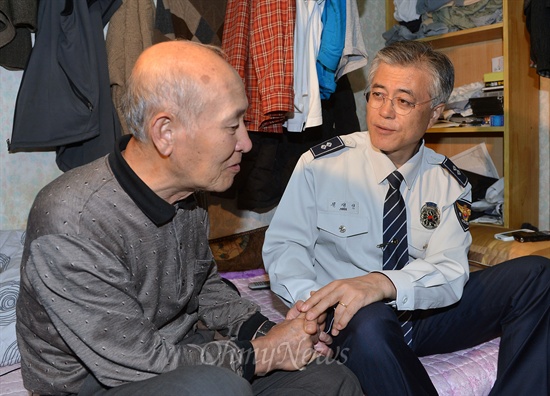 문재인 민주통합당 대선후보가 19일 오후 서울 종로구 창신동 쪽방촌을 찾아 거주민과 이야기를 나누고  있다. 