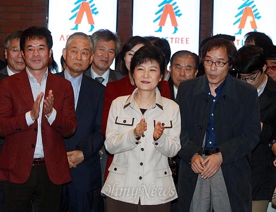 박근혜 새누리당 대선후보가 19일 오후 서울 대학로 아르코예술극장에서 열린 '예술나무운동 발족식'에 참석하고 있다.