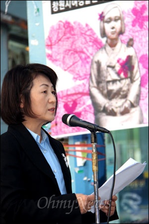일본군위안부할머니와함께하는 마산창원진해시민모임은 19일 오후 창원 정우상가 앞에서 "2012 일본군위안부 피해자 추모.명예회복 문화제"를 열었다. 사진은 권경희 경남여성단체연합 공동대표가 추모사를 하는 모습.