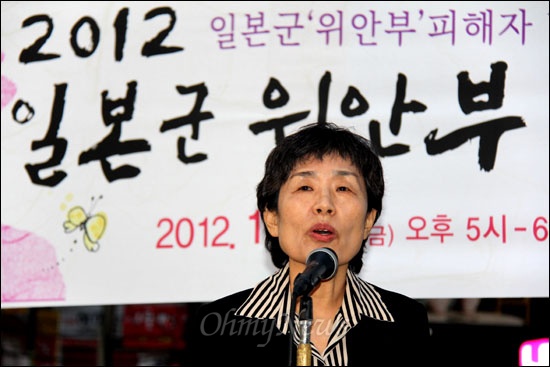 일본군위안부할머니와함께하는 마산창원진해시민모임은 19일 오후 창원 정우상가 앞에서 "2012 일본군위안부 피해자 추모.명예회복 문화제"를 열었다. 사진은 이경희 대표.