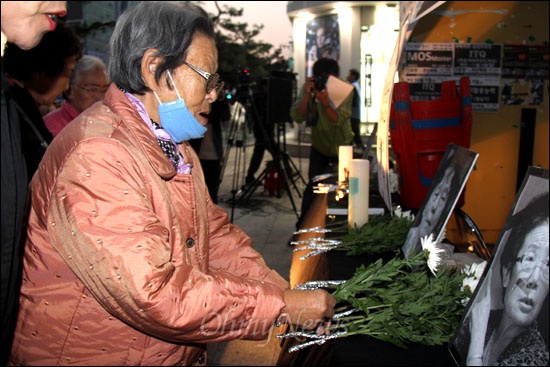 일본군위안부할머니와함께하는 마산창원진해시민모임은 19일 오후 창원 정우상가 앞에서 "2012 일본군위안부 피해자 추모.명예회복 문화제"를 열었다. 사진은 헌화 모습.