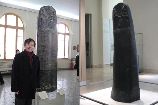 국립박물관 내 함무라비 법전 비석 앞에서 선 필자(왼쪽 사진)와 루브르 박물관 내 함무라비 법전 비석(오른쪽 사진).