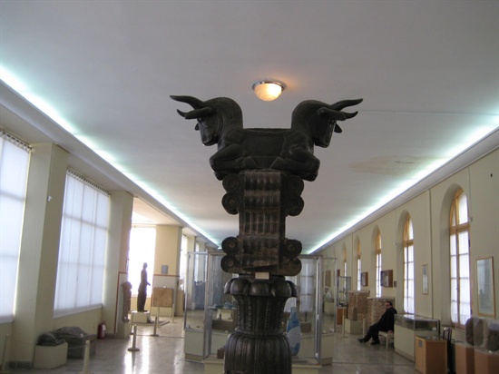 페르세폴리스에서 출토된 두 개의 말머리 석상.