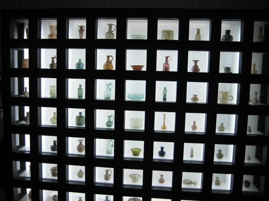 유리 박물관에 진열되어 있는 고대 유리병 컬렉션.