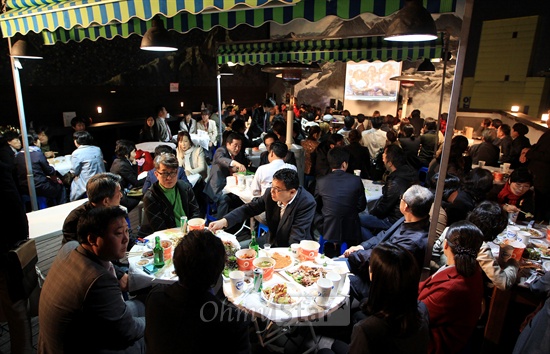  장애어린이합창단 에반젤리 2012년 후원의 밤이 19일 저녁 서울 청담동의 한 클럽에서 열리고 있다. 배우 손현주가 에반젤리 단장을 맡고 있다.