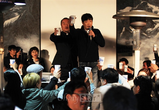  장애어린이합창단 에반젤리 2012년 후원의 밤이 19일 저녁 서울 청담동의 한 클럽에서 열렸다. 에반젤리 단장인 배우 손현주가 감사의 말을 전한 뒤 건배를 제의하고 있다.