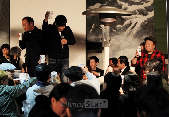  장애어린이합창단 에반젤리 2012년 후원의 밤이 19일 저녁 서울 청담동의 한 클럽에서 열렸다. 에반젤리 단장인 배우 손현주가 감사의 말을 전한 뒤 건배를 제의하고 있다. 오른쪽에 배우 고창석이 보인다.