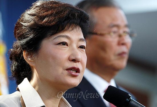 박근혜 새누리당 대선후보가 지난 10월 19일 오전 여의도 당사에서 경찰 관련 정책을 발표하는 가운데 김종인 국민행복추진위원회 위원장이 배석하고 있다.