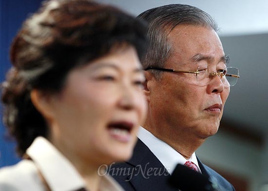 박근혜 새누리당 대선후보가 지난 10월 19일 오전 여의도 당사에서 경찰 관련 정책을 발표하는 가운데 김종인 국민행복추진위원회 위원장이 배석하고 있다.