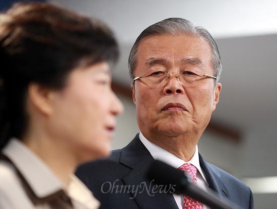 2012년 10월 19일, 박근혜 당시 새누리당 대선후보가 경찰 관련 정책을 발표하는 가운데 배석한 김종인 국민행복추진위원회 위원장이 박 후보를 쳐다보고 있다.