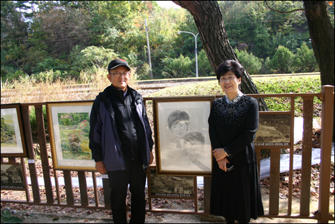  자화상 앞에 선 어느 행복한 부부