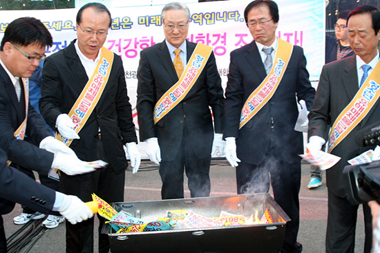 김진영 인천시정무부시장을 비롯한 유관기관 관계자들이 불법전단지를 소각하는 퍼포먼스를 벌이고 있다. 