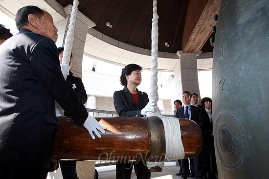 박근혜 새누리당 대선후보가 21일 오전 충남 천안시 독립기념관에서 '통일의 종'을 타종하고 있다.