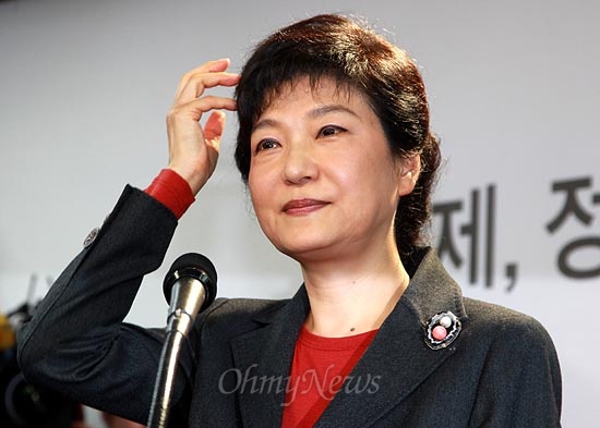 박근혜 당시 새누리당 대선후보가 지난해 10월 21일 오후 여의도 당사에서 정수장학회 관련 입장을 밝힌 뒤 기자들의 질문을 받고 있다.