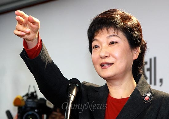 박근혜 새누리당 대선후보가 21일 오후 여의도 당사에서 정수장학회 관련 입장을 밝힌 뒤 질의응답을 위해 기자를 지목하고 있다.