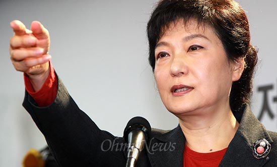 박근혜 새누리당 대선후보가 지난 21일 오후 여의도 당사에서 정수장학회 관련 입장을 밝힌 뒤 질의응답을 위해 기자를 지목하고 있다.
