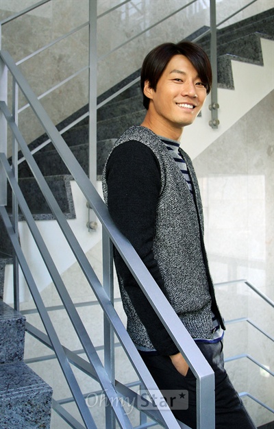  영화<바비>에서 망택 역의 배우 이천희가 17일 오후 서울 역삼동 판타지오 사무실에서 인터뷰에 앞서 미소를 짓고 있다.