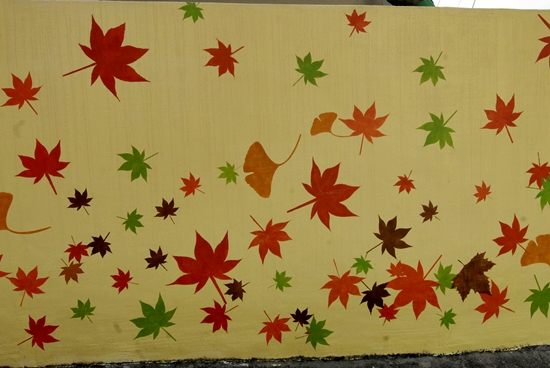 가을 골목길에 그려진 단풍 벽화