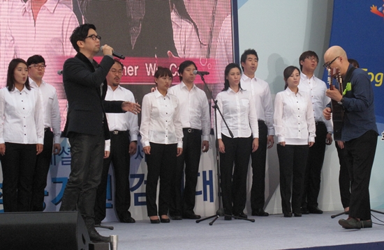  2013 평창동계 스페셜 올림픽 주제가를 부르는 가수 이적과 음악감독 이병우.